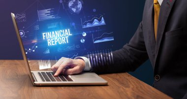 Dizüstü bilgisayar ve iş konsepti üzerinde çalışan iş adamı