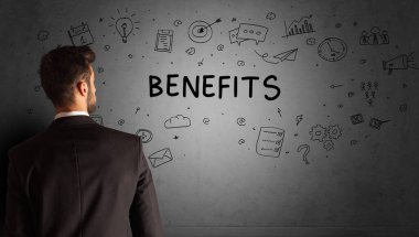 İş adamı yaratıcı bir fikir çiziyor.