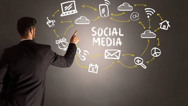 Geschäftsmann zeichnet Social-Media-Ikonen — Stockfoto