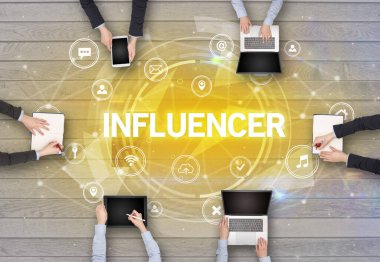 Bir grup insan toplantı yapıyor.