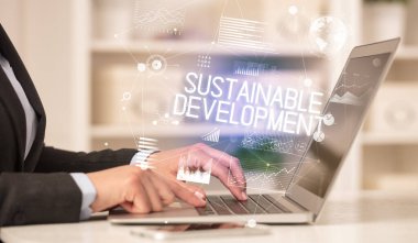 Bilgisayarda çalışan bir iş adamının yan görüntüsü