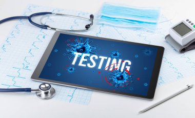 Beyaz yüzeyde tablet pc ve doktor araçları