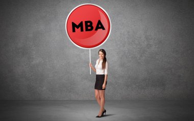 Genç iş adamı trafik işaretini aldı