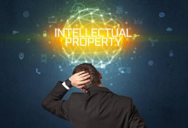 Bir iş adamının arka görünüşü, online güvenlik kavramı