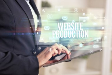 Modern teknoloji konseptini arayan bir tabletin yakın çekimi