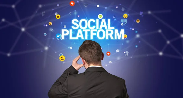 Visão traseira de um empresário, conceito de mídia social — Fotografia de Stock