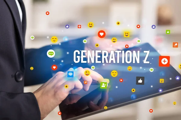 Multimedya konsepti oynayan iş adamı