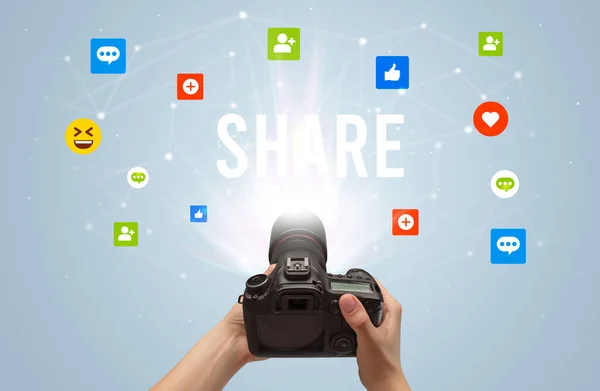 Using camera to capture social media content — Stock Photo, Image