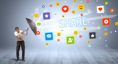 Sosyal medyadan şemsiyeyle savunma yapan iş adamı