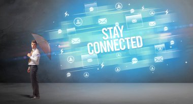 Şemsiye konseptiyle savunma yapan iş adamı