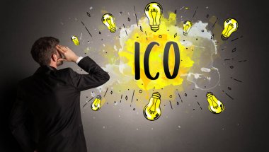 Adam renkli ampul çiziyor.