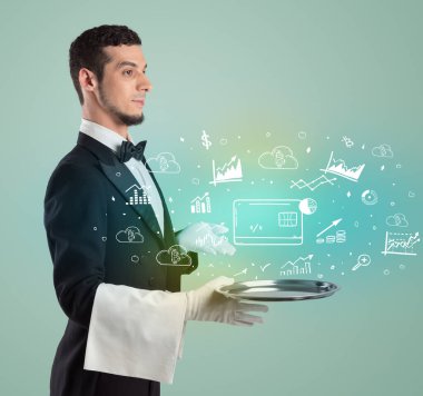 Smokinli yakışıklı garson para ikonlarını tepside tutuyor.