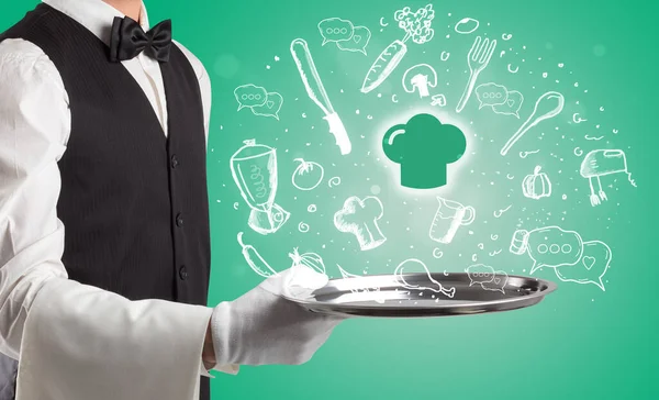 Kellner hält Silbertablett mit Essenssymbolen oben — Stockfoto