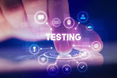 Web teknolojisi simgeleriyle tablete dokunmak