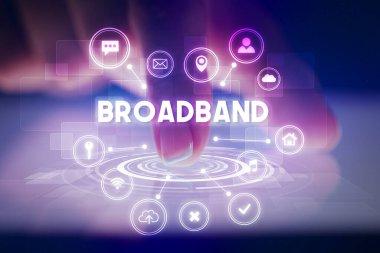 Web teknolojisi simgeleriyle tablete dokunmak