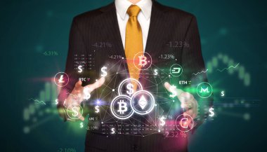 Para birimi sembolleri taşıyan bir işadamı