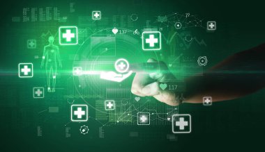 Doktor el, ekranda tıbbi sembollü fütüristik sağlık aygıtı kullanıyor.