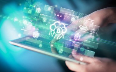 Tablet, para birimi kavramı kullanan bir elin yakın plan görüntüsü