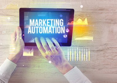 İşletme yazıtlı tableti tutan ellerin yakın çekimi