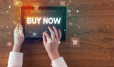 Alışveriş yazısıyla el ele tutuşma tabletinin yakın çekimi