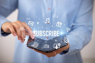 Katlanabilir akıllı telefonu olan bir iş adamı, sosyal medya kavramı