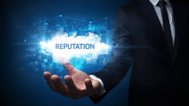 Motivasyon mesajı taşıyan iş adamının eli