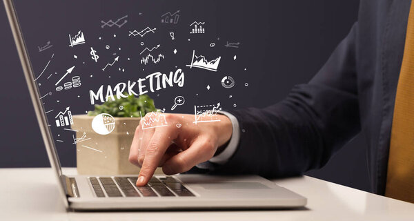 Бизнесмен, работающий над ноутбуком, бизнес-концепцией