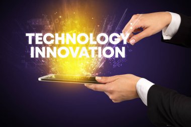 Yazılı dokunmatik ekranın yakın plan görüntüsü