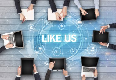 Bir grup insan toplantı yapıyor.