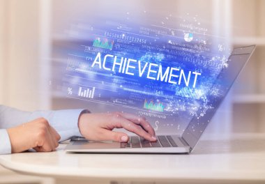 Dizüstü bilgisayarda çalışan iş adamlarının yakınlaşması