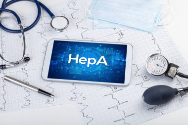 Tıbbi kısaltmalı bir tabletin yakın plan görüntüsü