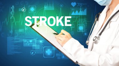 Genç doktor notlar yazıyor.