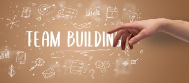 İşletme yazıtlarına işaret eden kırpılmış elin yakın çekimi