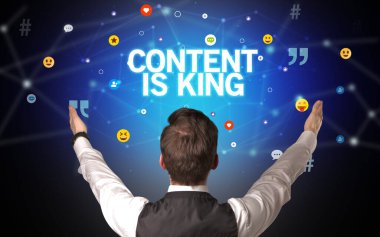 Bir iş adamının arka görünüşü, sosyal medya kavramı