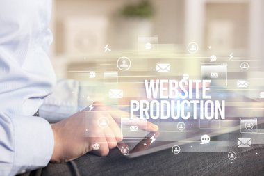 Modern teknoloji konseptini arayan bir tabletin yakın çekimi