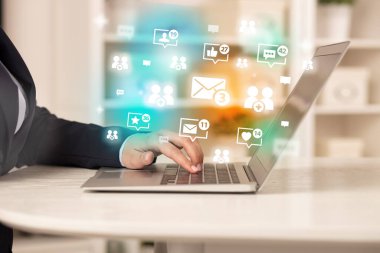 Sosyal medya ağında sörf yapan genç kişi