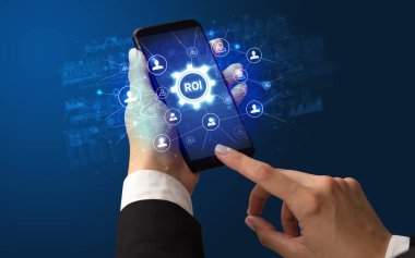 Teknoloji kavramına sahip akıllı telefon kullanımı