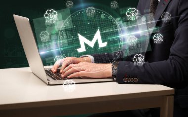 Borsada çalışan iş adamı.