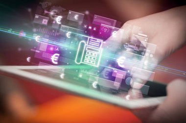 Tablet, para birimi kavramı kullanan bir elin yakın plan görüntüsü