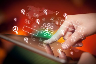 Tablet, sosyal medya kavramı kullanan bir elin yakın plan çekimi
