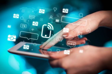 Tablet, sosyal medya kavramı kullanan bir elin yakın plan çekimi