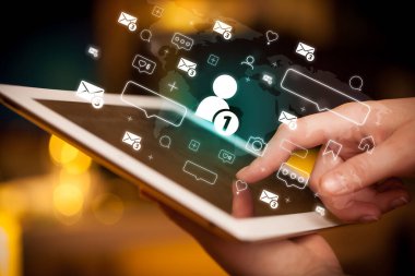 Tablet, sosyal medya kavramı kullanan bir elin yakın plan çekimi