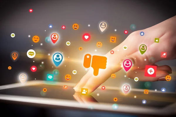 Nahaufnahme einer Hand mit Tablet und Social-Media-Symbolen — Stockfoto