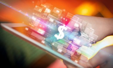 Tablet, para birimi kavramı kullanan bir elin yakın plan görüntüsü