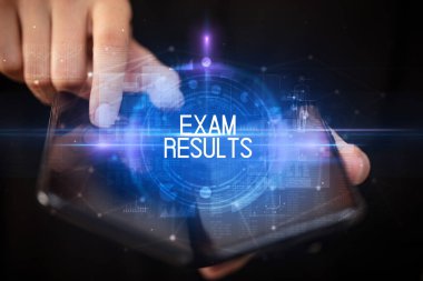 Katlanabilir akıllı telefon tutan genç adam.