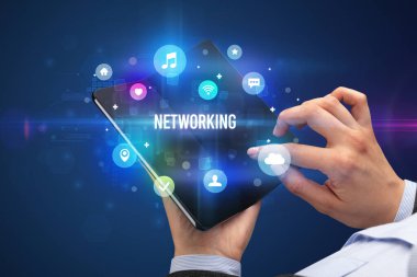 Katlanabilir akıllı telefonu olan bir iş adamı