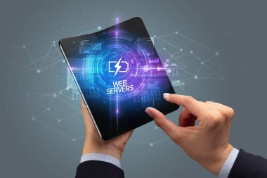 İş adamı katlanabilir bir akıllı telefon tutuyor, teknoloji konsepti