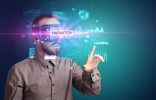 Podnikatel se dívá přes brýle Virtual Reality — Stock fotografie
