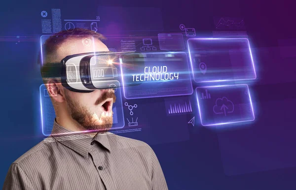 Hombre de negocios mirando a través de gafas de realidad virtual, concepto de tecnología —  Fotos de Stock
