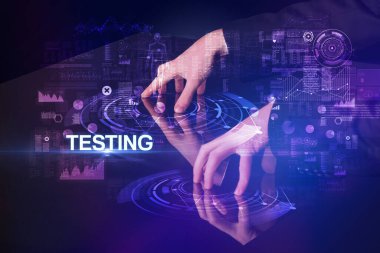 İş adamı büyük ekrana dokunuyor